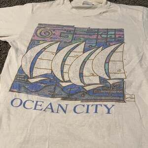 Vintage Ocean city graphic tee